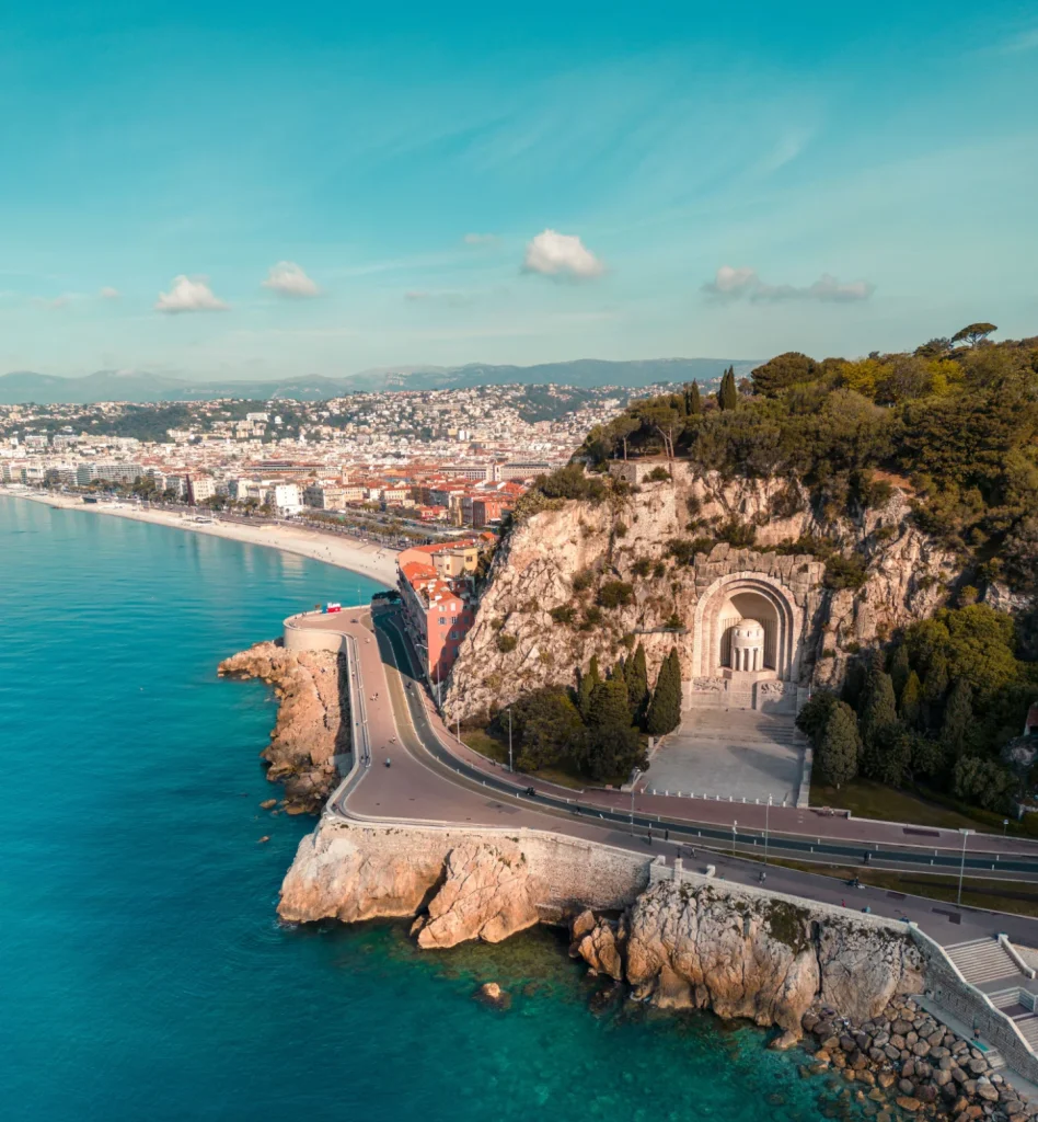 Vue aérienne de la Promenade des Anglais et du Monument aux Morts creusé dans la colline du Château, Nice