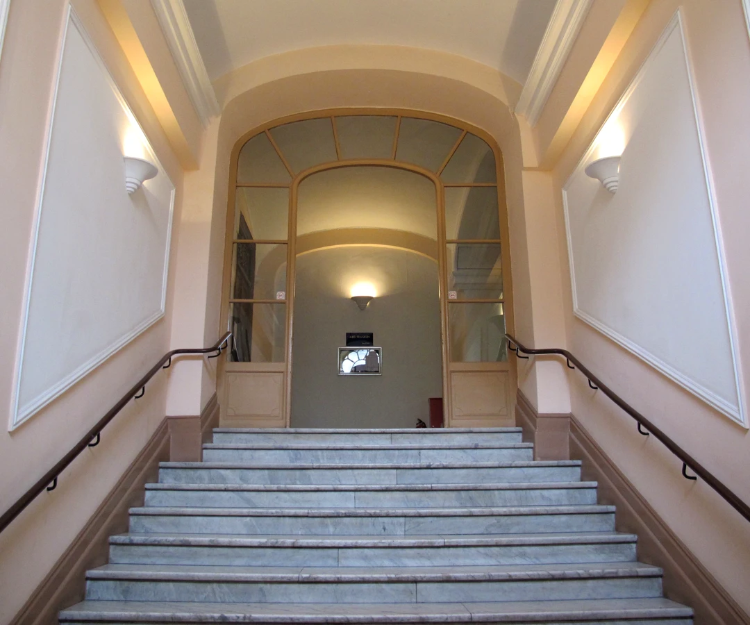 des escaliers pour aller à l’accès à l'ascenseur