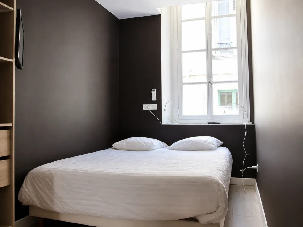 Chambre avec télévision murale et grande fenêtre – Appartement Plain-Pied, Carré d'Or Nice