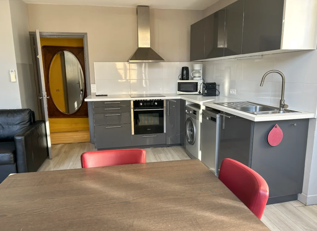 Couloir desservant la cuisine et le salon – Appartement Plain-Pied, Carré d'Or Nice