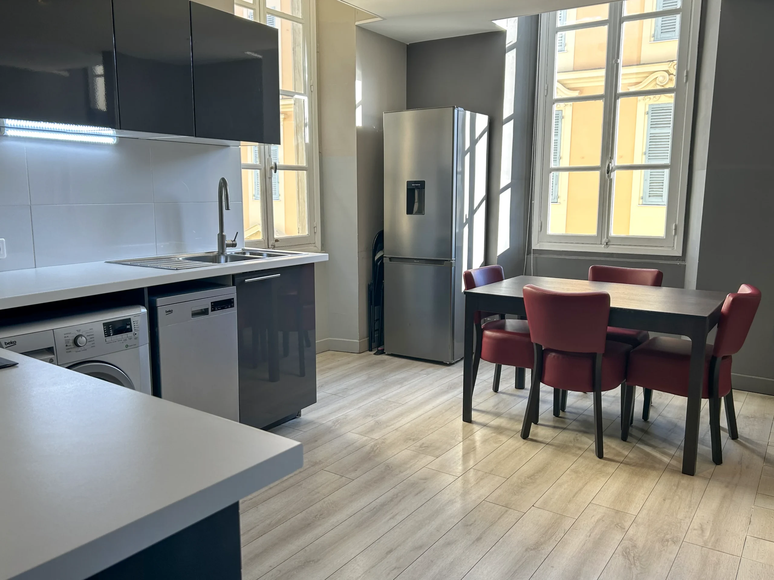 Cucina a vista sulla zona pranzo – Appartamento su Un Piano, Carré d'Or Nizza