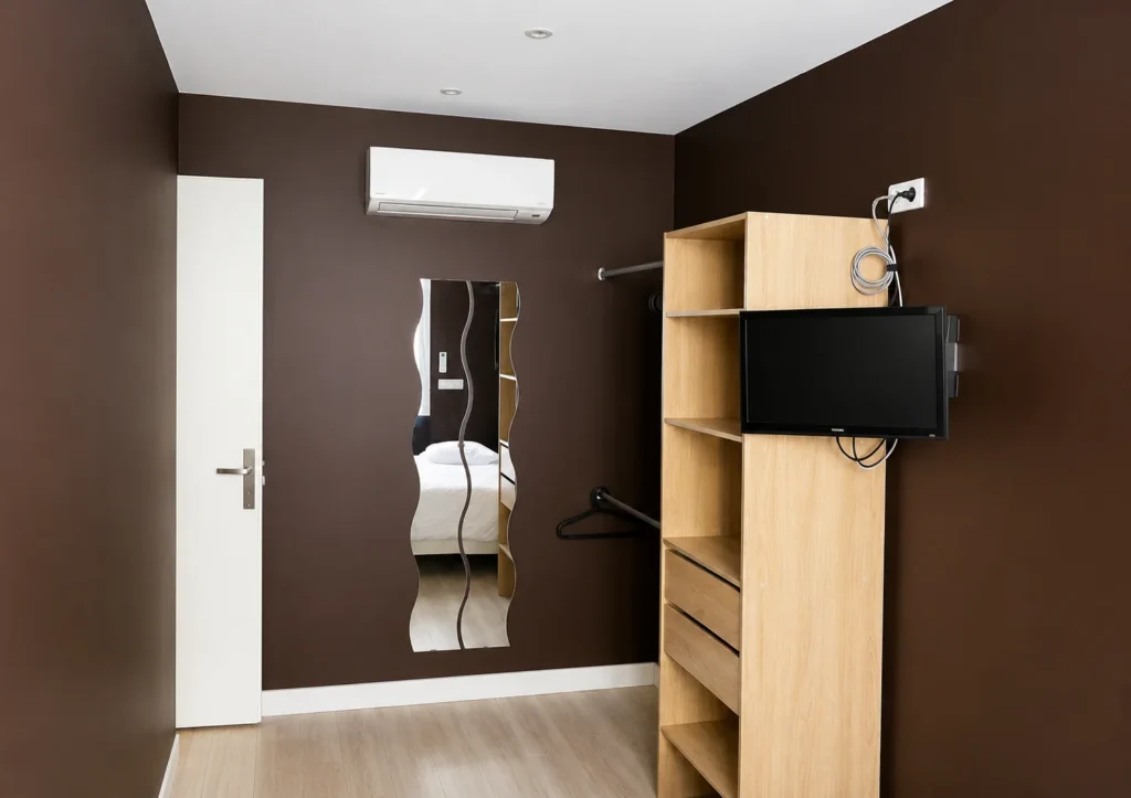 Dressing avec penderie, étagères et miroir – Appartement Plain-Pied, Carré d'Or Nice
