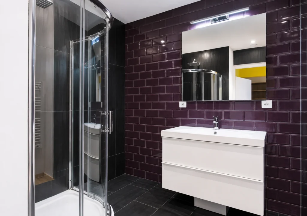 Salle de bain avec douche à l'italienne et vasque suspendue – Appartement Plain-Pied, Carré d'Or Nice