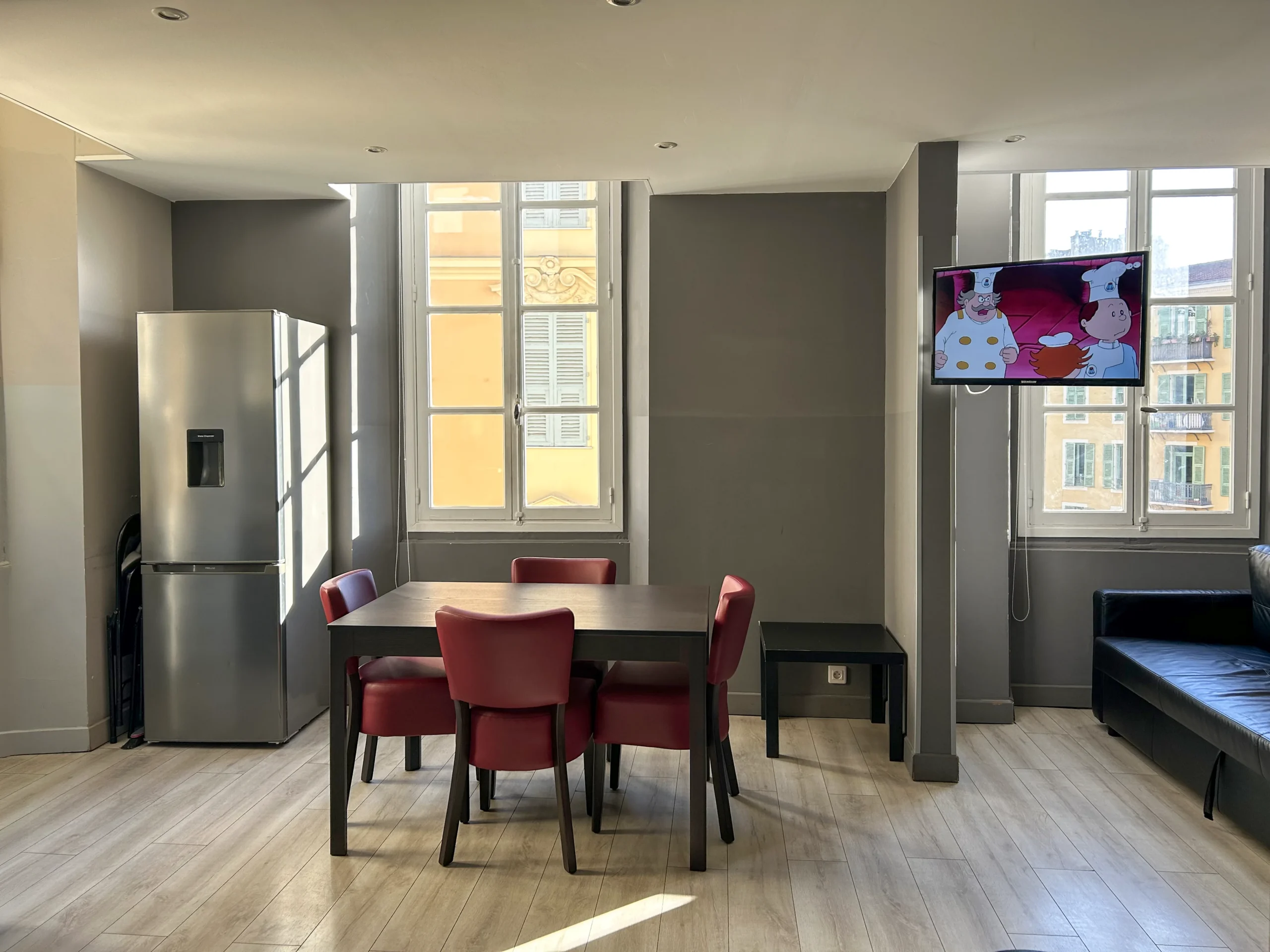 Coin repas avec réfrigérateur et télévision murale – Appartement Plain-Pied, Carré d'Or Nice