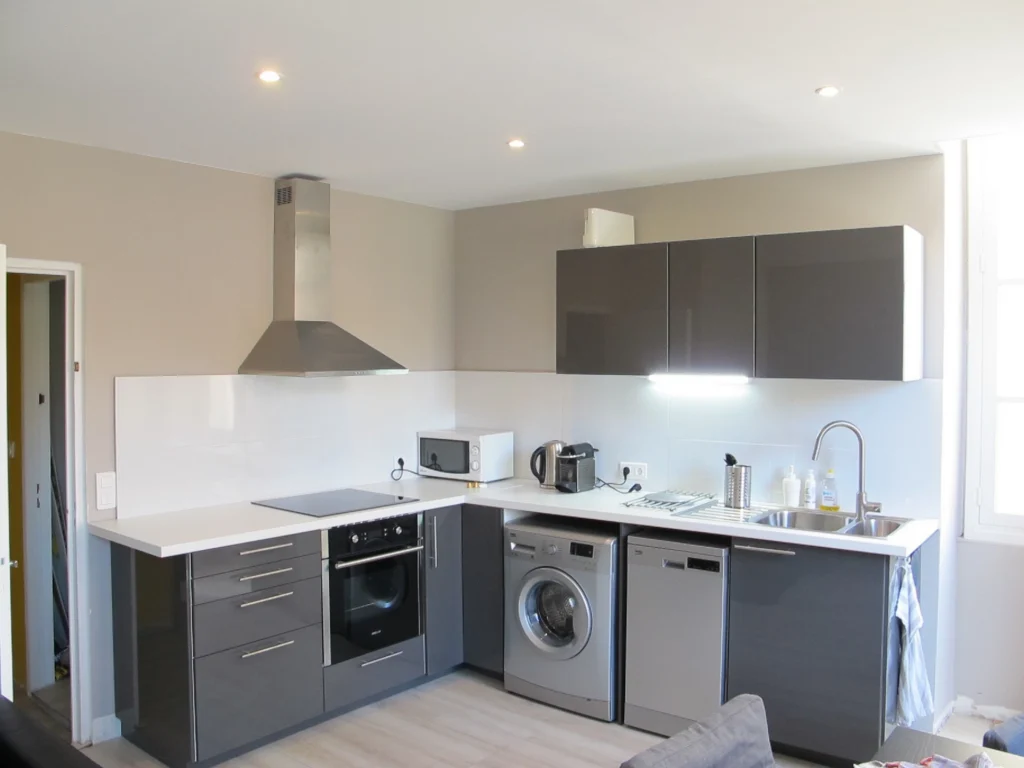 Cuisine équipée avec four, lave-linge et lave-vaisselle intégrés – Appartement Plain-Pied, Carré d'Or Nice