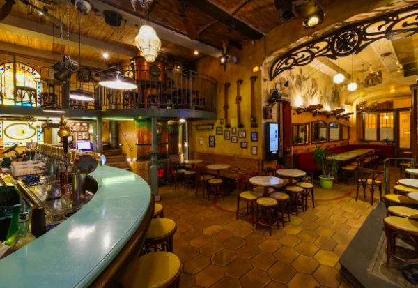 Pub typique Les Distilleries Idéales dans le Vieux Nice