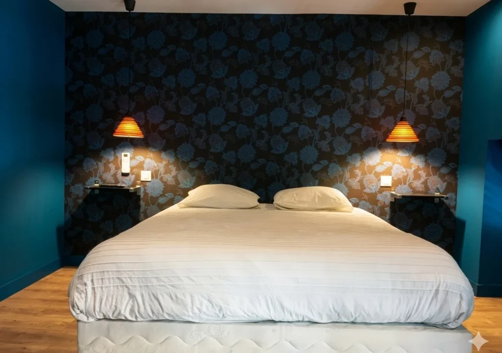 Chambre avec tête de lit fleurie et suspensions lumineuses – Duplex Élégant, Carré d'Or Nice