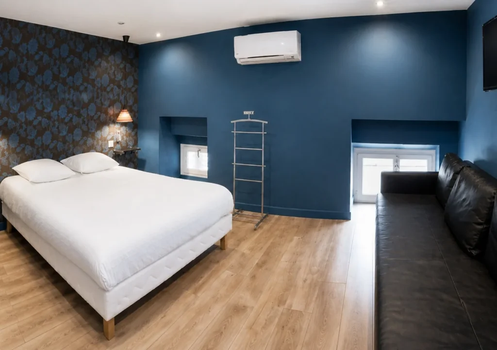 Vue panoramique de la chambre avec climatisation et coin salon – Duplex Élégant, Carré d'Or Nice