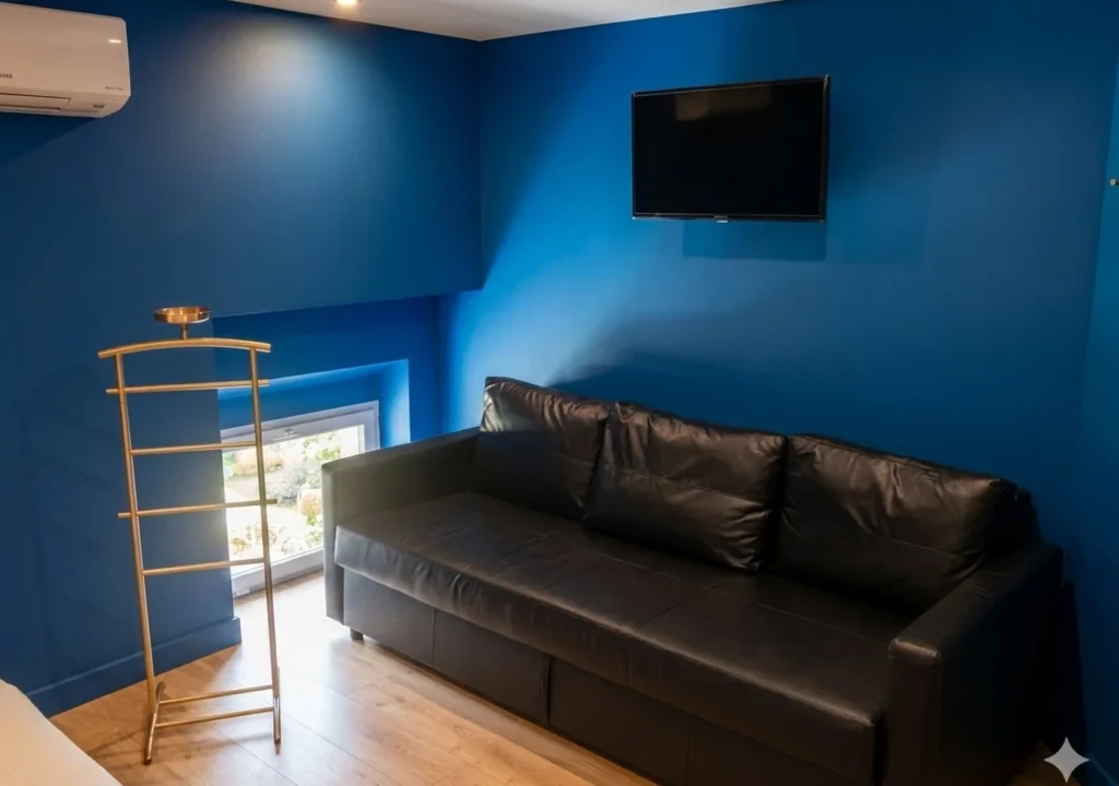 Coin salon dans la chambre avec télévision murale – Duplex Élégant, Carré d'Or Nice