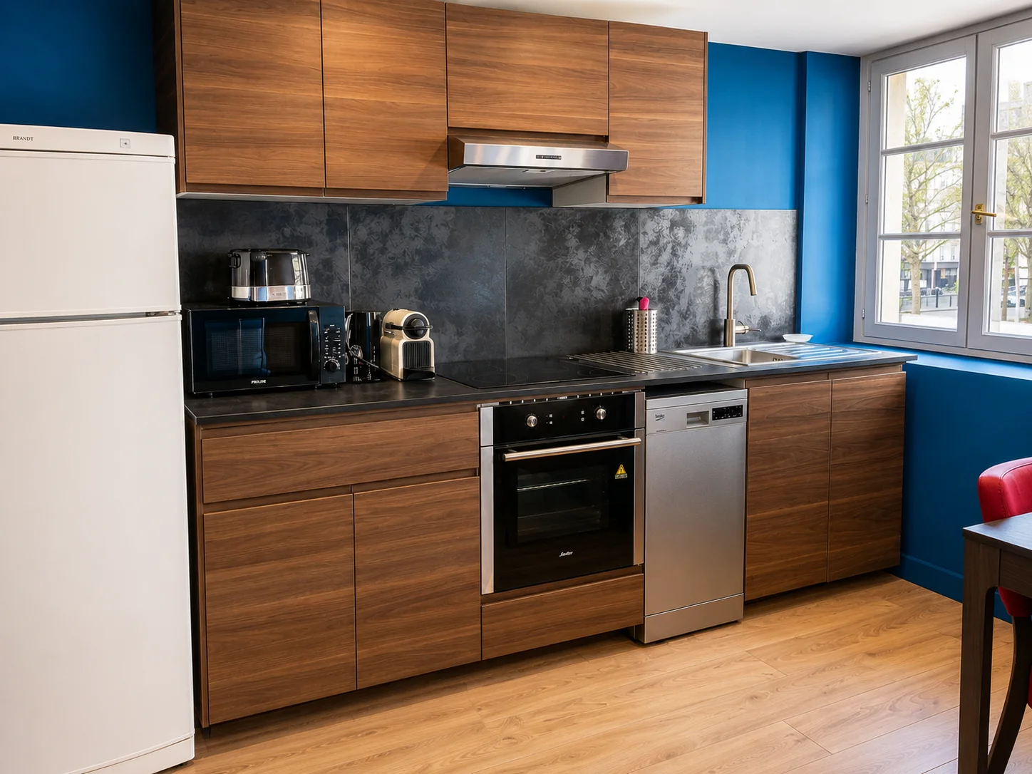 Cuisine équipée avec four et lave-vaisselle – Duplex Élégant, Carré d'Or Nice