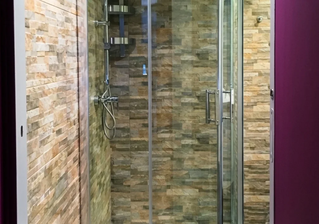 Douche avec carrelage en pierre naturelle – Duplex Élégant, Carré d'Or Nice