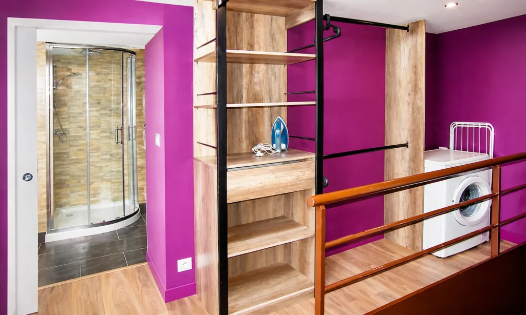 Dressing et buanderie avec penderie et rangements – Duplex Élégant, Carré d'Or Nice