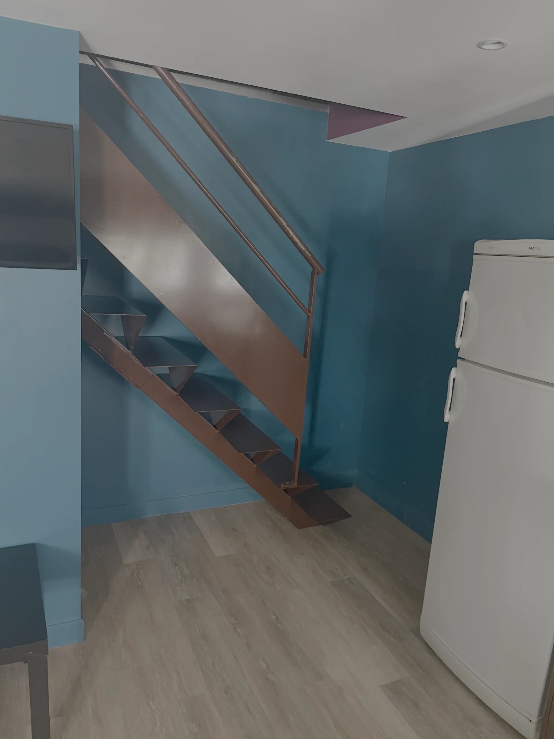 Escalier menant à l'étage – Duplex Élégant, Carré d'Or Nice