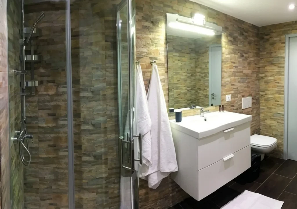 Salle de bain avec douche et vasque – Duplex Élégant, Carré d'Or Nice