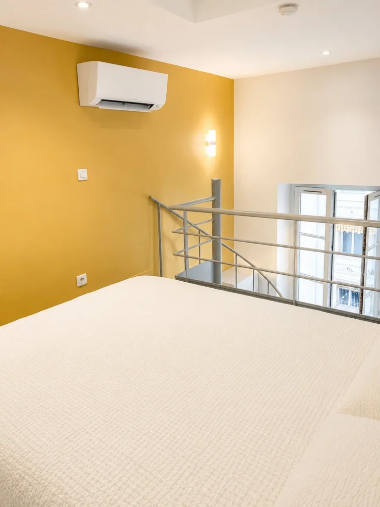Chambre en mezzanine avec climatisation et vue sur la rue – Grand Loft 3 Espaces, Carré d'Or Nice