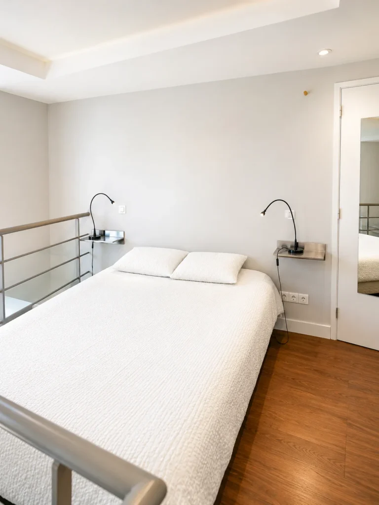 Troisième chambre en mezzanine avec liseuses et penderie – Grand Loft 3 Espaces, Carré d'Or Nice