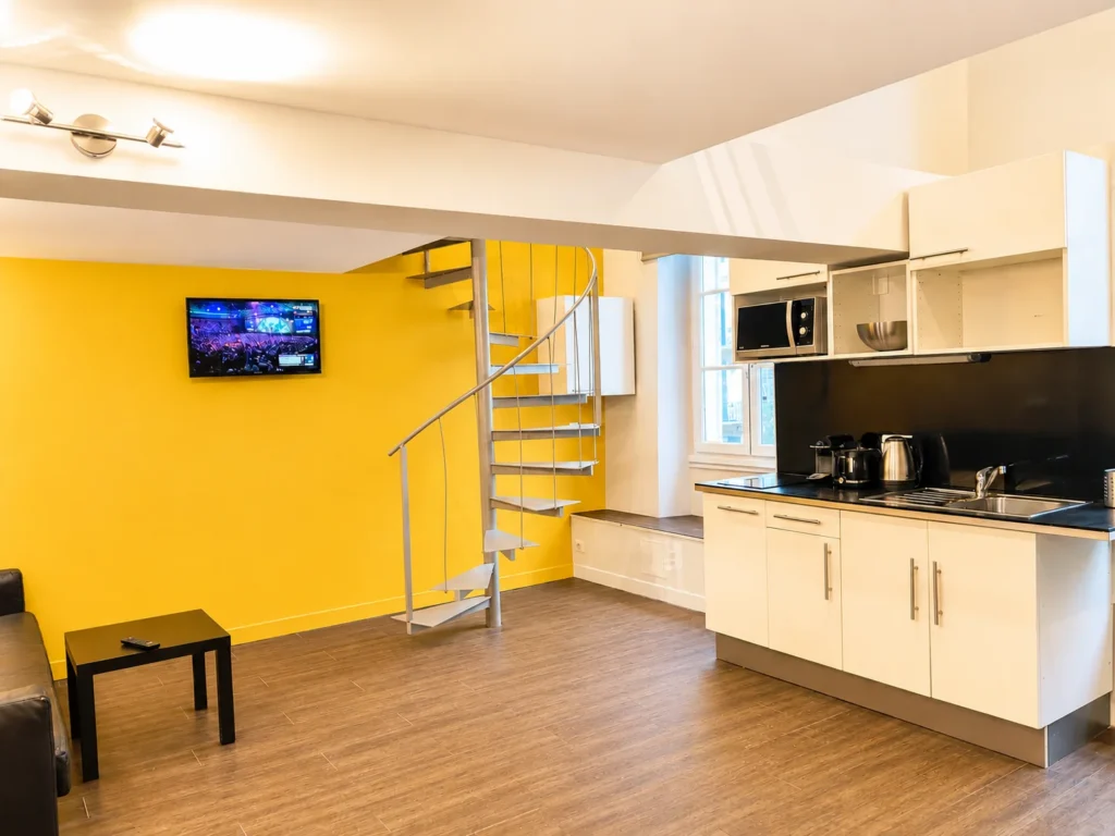 Cuisine ouverte sur le salon avec télévision – Grand Loft 3 Espaces, Carré d'Or Nice