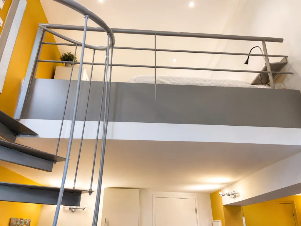 Vue sur la mezzanine et son garde-corps depuis le salon – Grand Loft 3 Espaces, Carré d'Or Nice