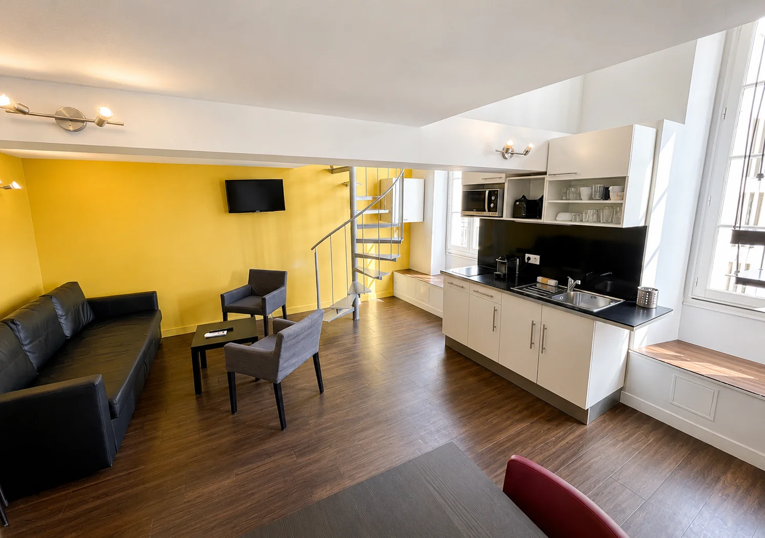 Vue du salon ouvert sur la cuisine équipée – Grand Loft 3 Espaces, Carré d'Or Nice