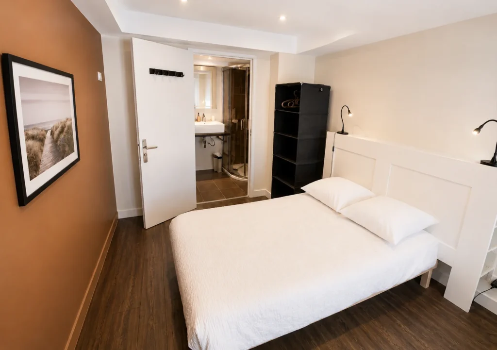 Chambre avec vue sur la salle de bain attenante et douche à l'italienne – Loft 2 Mezzanines, Carré d'Or Nice