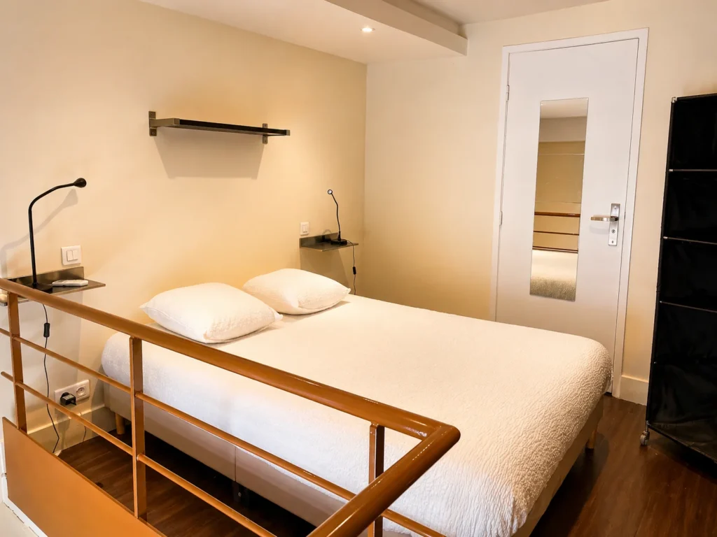 Chambre en mezzanine avec lit double et garde-corps – Loft 2 Mezzanines, Carré d'Or Nice