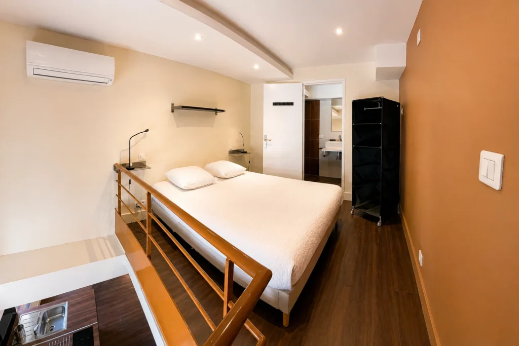 Vue panoramique de la chambre en mezzanine avec climatisation et salle de bain attenante – Loft 2 Mezzanines, Carré d'Or Nice