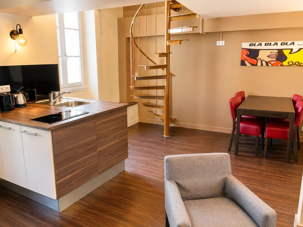 Cuisine ouverte sur le coin repas avec table et chaises rouges – Loft 2 Mezzanines, Carré d'Or Nice