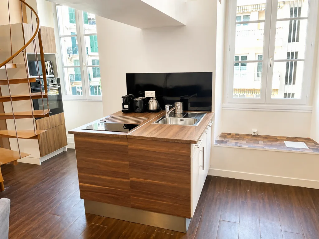 Cuisine baignée de lumière avec grandes fenêtres donnant sur le Vieux-Nice – Loft 2 Mezzanines, Carré d'Or Nice