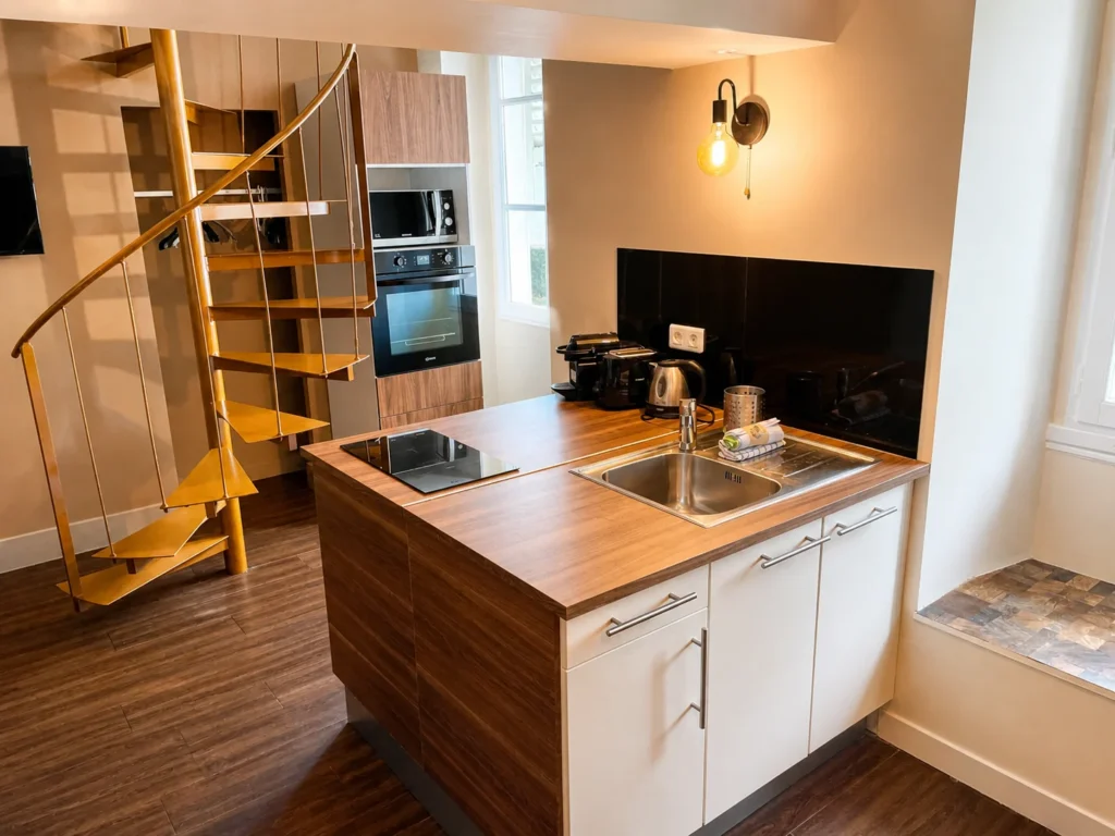 Cuisine équipée avec four, micro-ondes et plaque à induction – Loft 2 Mezzanines, Carré d'Or Nice