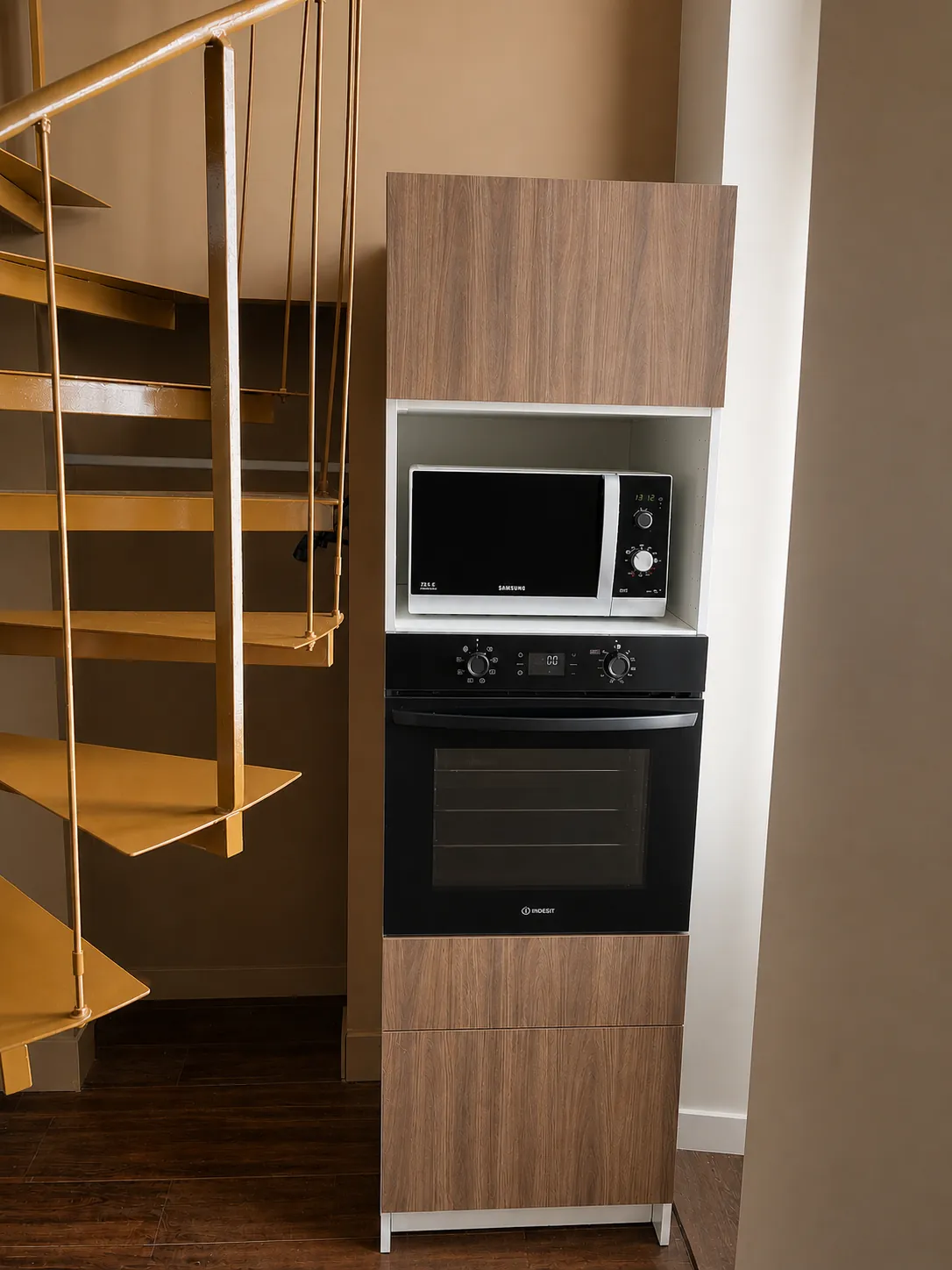 Four encastrable et micro-ondes intégrés dans un meuble de cuisine – Loft 2 Mezzanines, Carré d'Or Nice