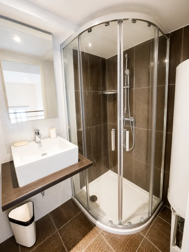 Salle de bain avec douche à l'italienne d'angle et vasque – Loft 2 Mezzanines, Carré d'Or Nice