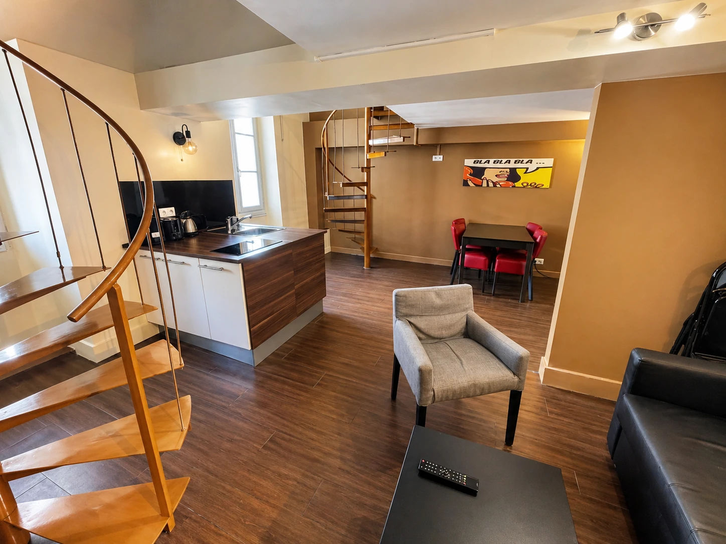 Vista d'insieme del soggiorno e della cucina a vista con scala a chiocciola – Loft 2 Mezzanini, Carré d'Or Nizza