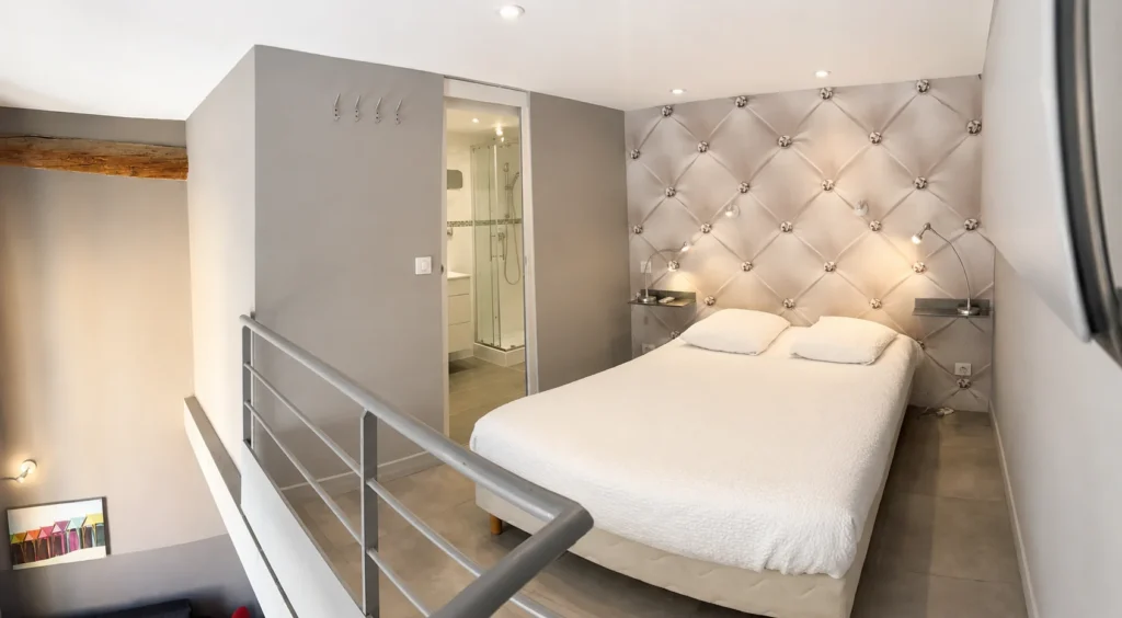 Chambre avec tête de lit capitonnée et salle de bain attenante – Loft Confort, Carré d'Or Nice