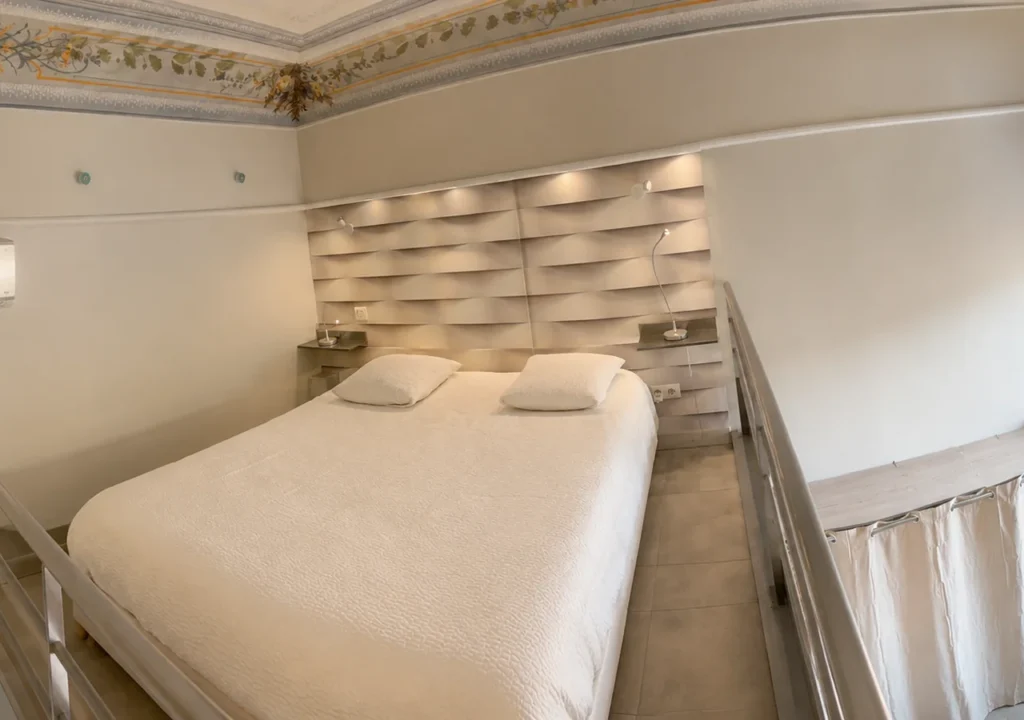 Chambre avec tête de lit texturée sous plafond à moulures peintes – Loft Confort, Carré d'Or Nice
