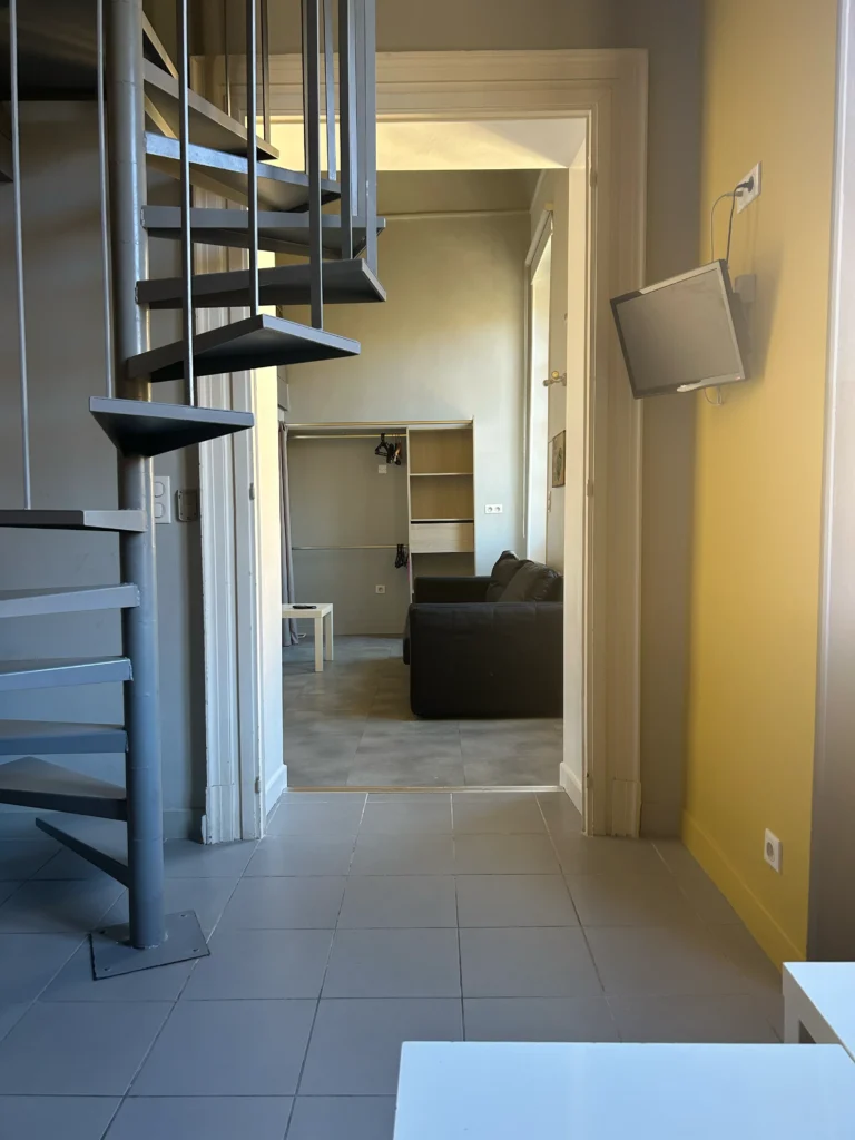 Escalier en colimaçon menant à la mezzanine – Loft Confort, Carré d'Or Nice