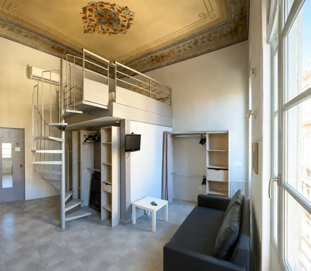 Espace mezzanine avec dressing et plafond à moulures peintes – Loft Confort, Carré d'Or Nice