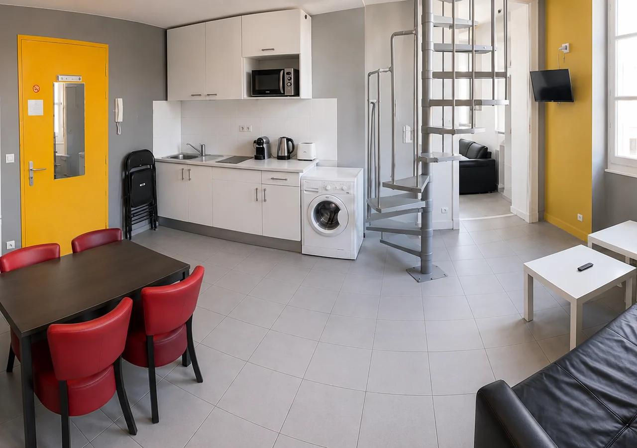 Vue panoramique du salon ouvert sur la cuisine – Loft Confort, Carré d'Or Nice