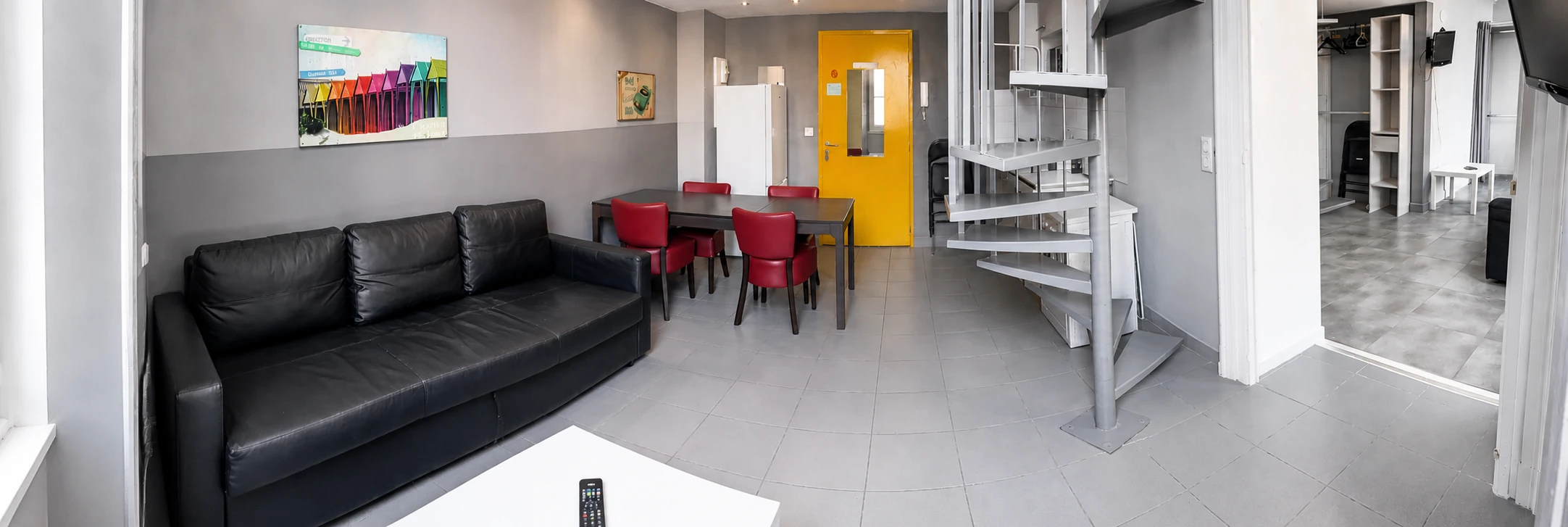 Vista d'insieme del soggiorno con angolo pranzo e scala a chiocciola – Loft Comfort, Carré d'Or Nizza