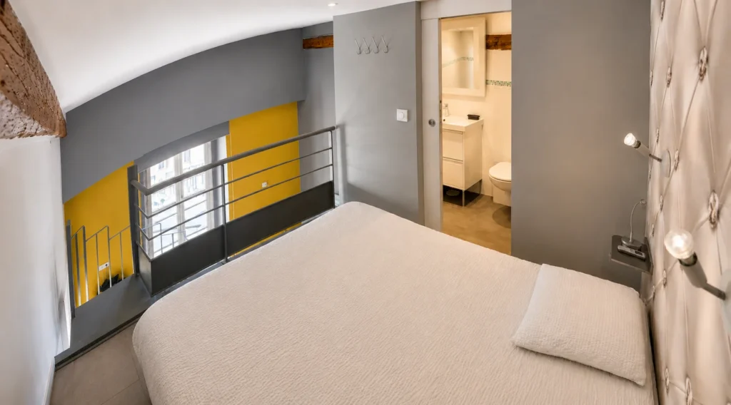 Vue depuis la mezzanine sur la chambre et la salle d'eau attenante – Loft Confort, Carré d'Or Nice