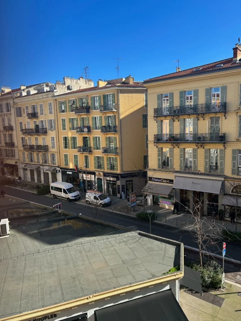 Vue sur l'avenue commerçante depuis l'appartement – Loft Confort, Carré d'Or Nice