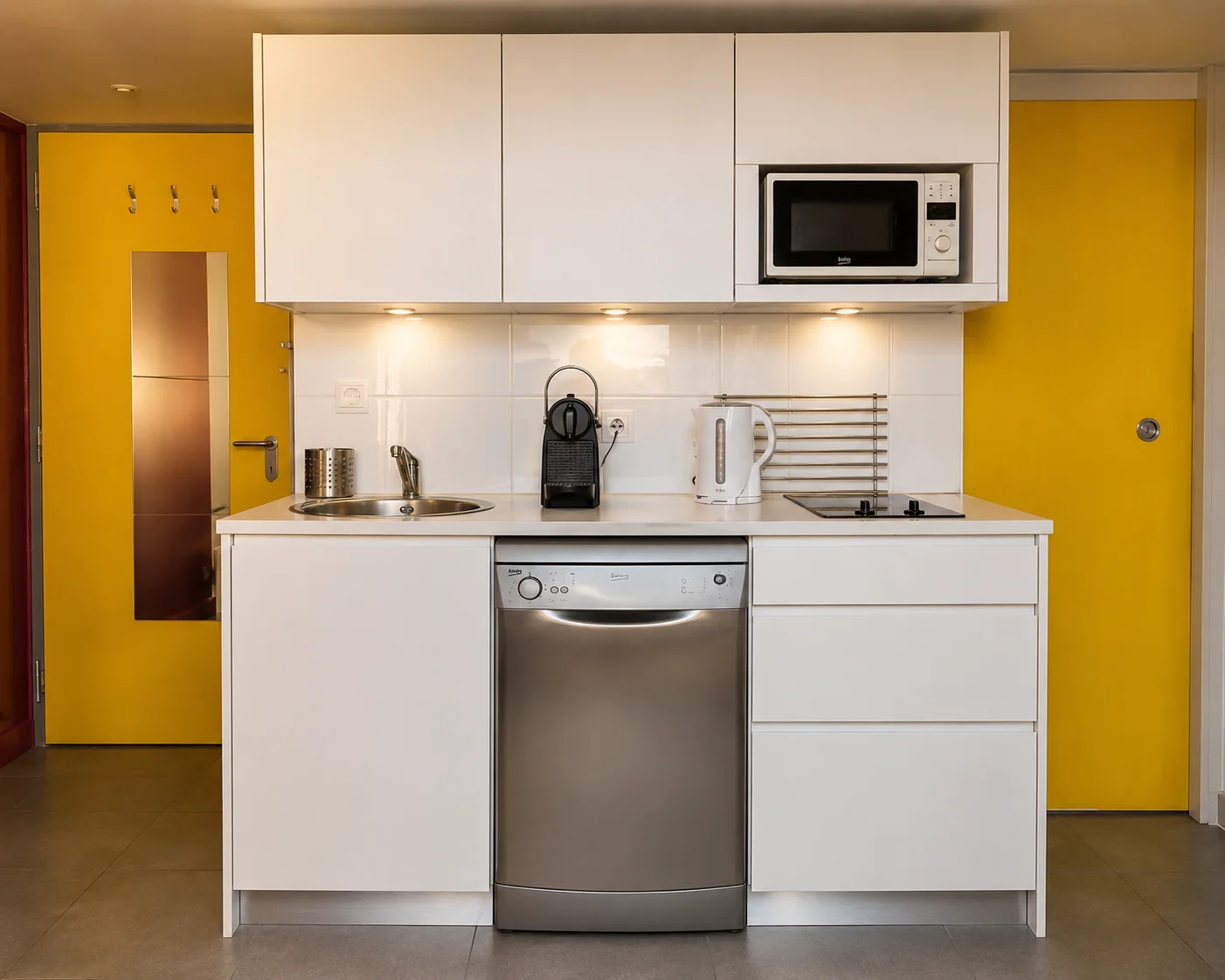 Cuisine équipée avec micro-ondes et lave-vaisselle – Studio Confort, Carré d'Or Nice
