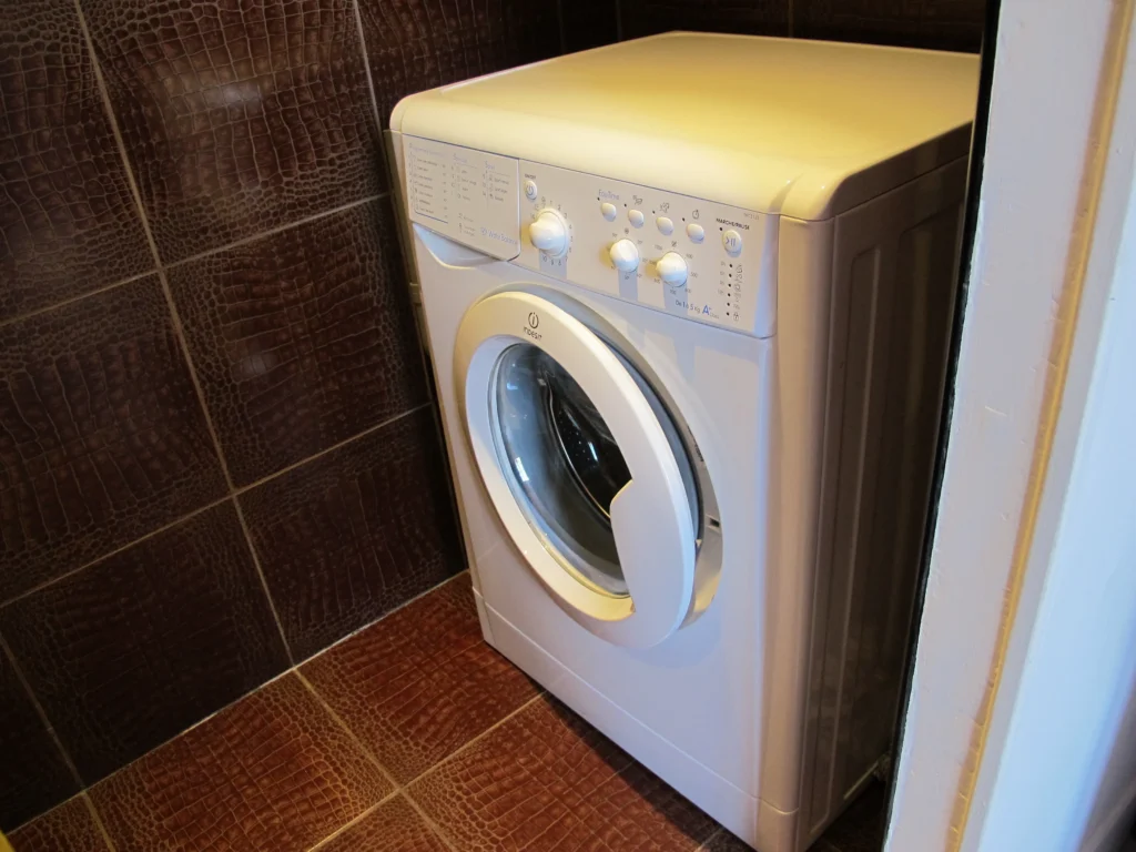 Lave-linge intégré dans la salle de bain – Studio Confort, Carré d'Or Nice