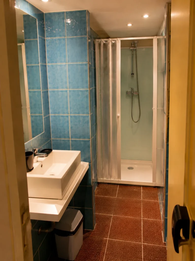 Salle de bain avec douche et carrelage bleu – Studio Confort, Carré d'Or Nice