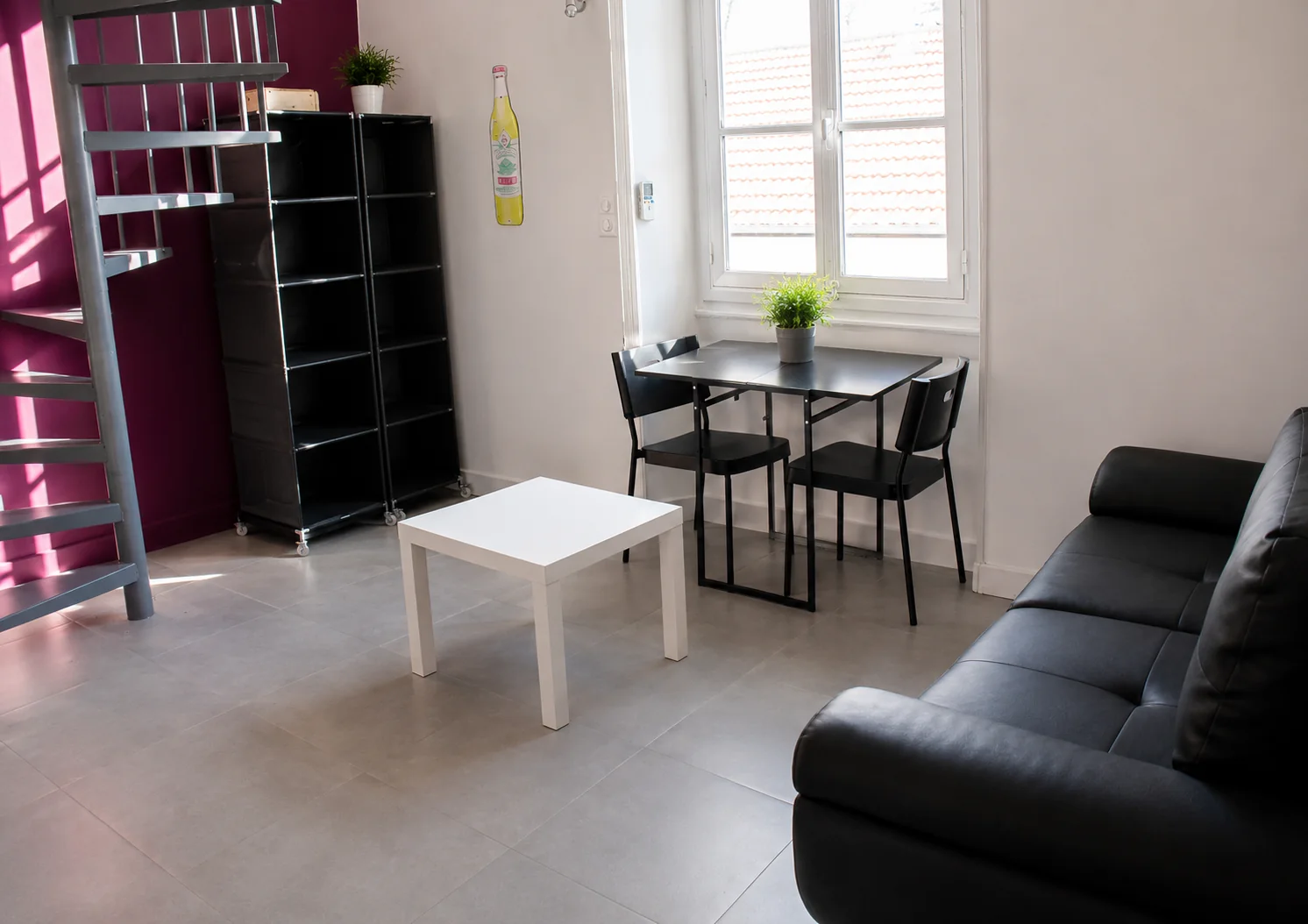 Salon avec coin repas et rangement – Studio Confort, Carré d'Or Nice