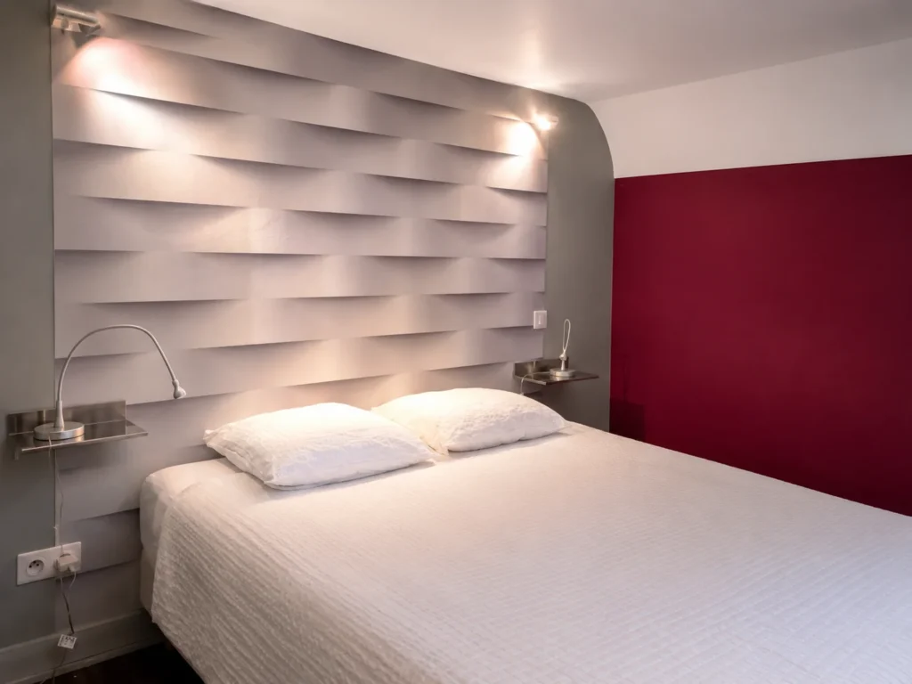 Tête de lit texturée et éclairage d'ambiance – Studio Confort, Carré d'Or Nice