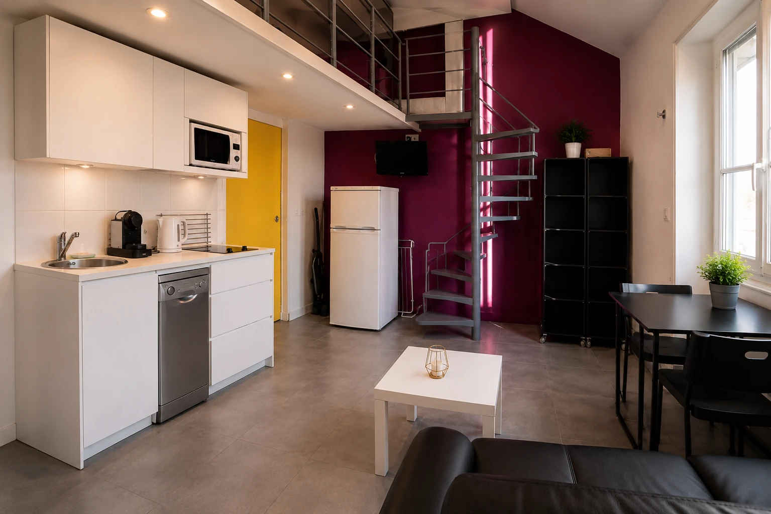 Vista d'insieme dello studio con cucina, mezzanino e scala a chiocciola – Studio Comfort, Carré d'Or Nizza
