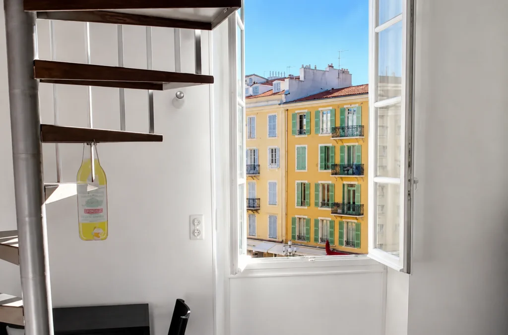 Vue sur les façades typiques de Nice depuis la fenêtre – Studio Confort, Carré d'Or Nice