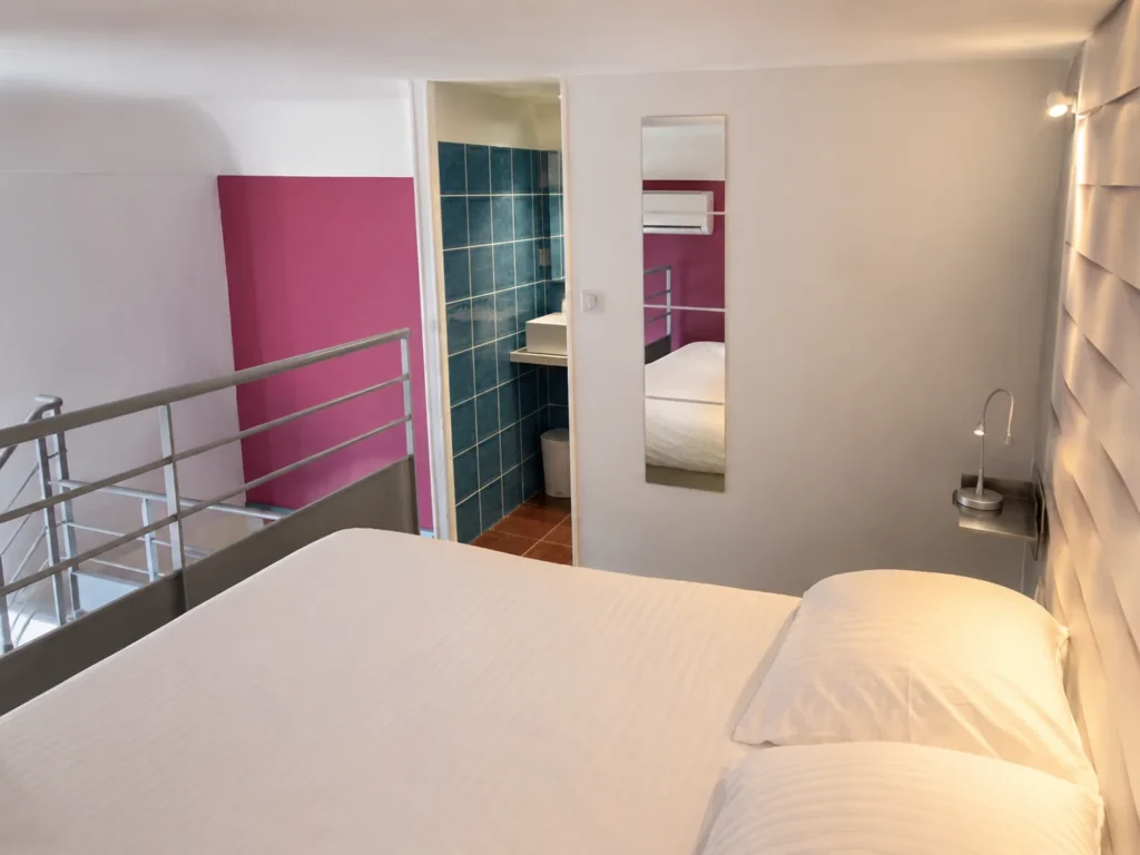Vue depuis la chambre en mezzanine sur la salle de bain et l'escalier – Studio Confort, Carré d'Or Nice