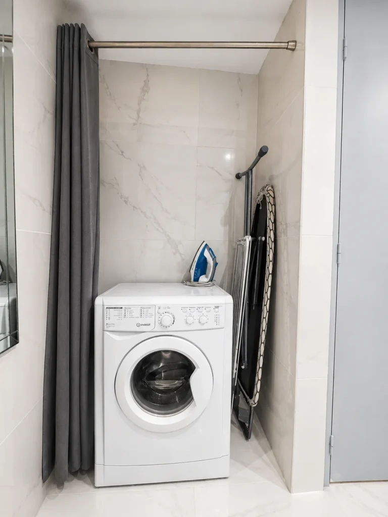 Buanderie avec lave-linge et planche à repasser – Studio Cosy, Carré d'Or Nice