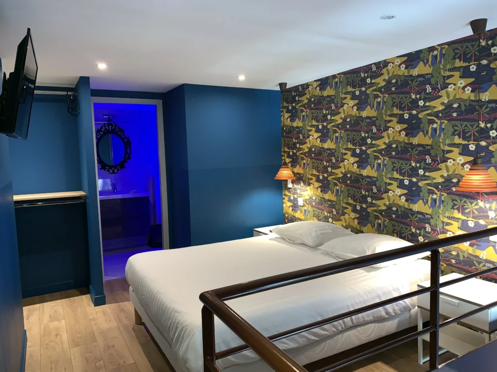 Chambre en mezzanine avec éclairage d'ambiance – Studio Cosy, Carré d'Or Nice